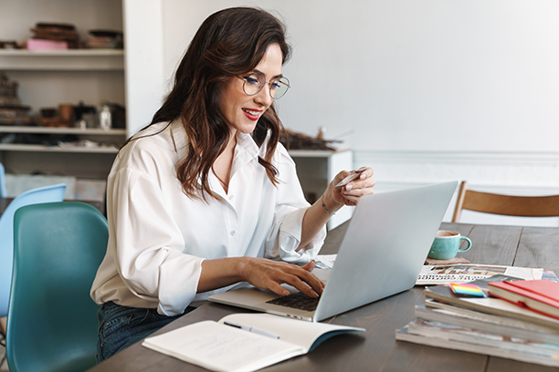 Entrepreneure suit un webinaire Femme devant ordinateur suit un webinaire